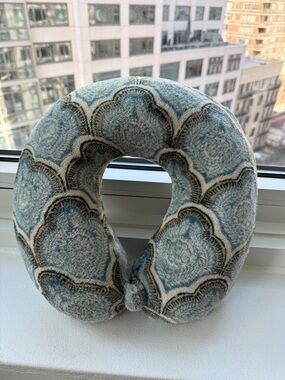 Travel Neck Pillow – Soft Plush – Snap Closure